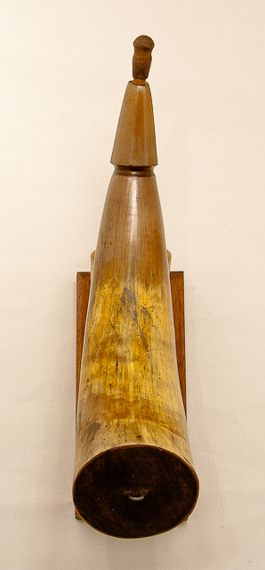 Top view of plain southern powder horn with an octacgonal tip.
